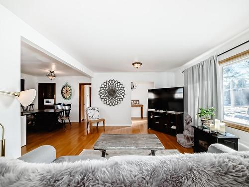 4026 113 Avenue, Edmonton, AB - Indoor Photo Showing Living Room