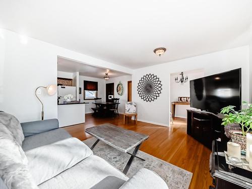 4026 113 Avenue, Edmonton, AB - Indoor Photo Showing Living Room