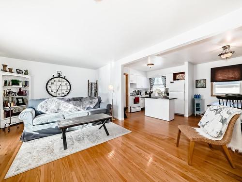 4026 113 Avenue, Edmonton, AB - Indoor Photo Showing Living Room