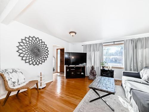 4026 113 Avenue, Edmonton, AB - Indoor Photo Showing Living Room