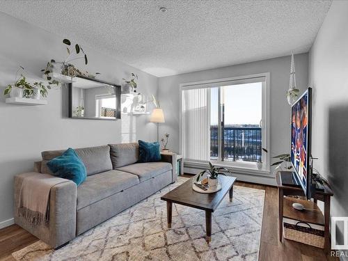 346 1196 Hyndman Road, Edmonton, AB - Indoor Photo Showing Living Room