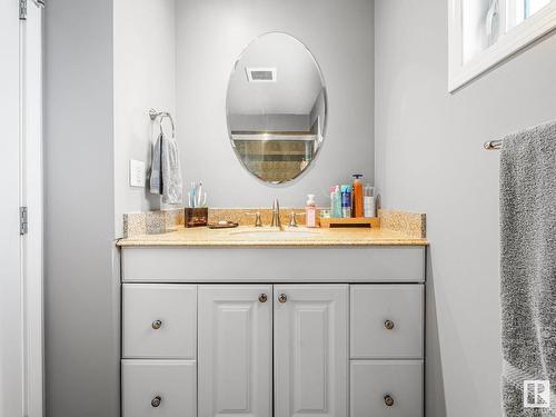 7032 138 Avenue, Edmonton, AB - Indoor Photo Showing Bathroom