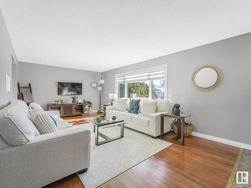 7032 138 Avenue, Edmonton, AB - Indoor Photo Showing Living Room