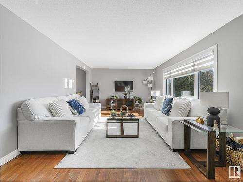 7032 138 Avenue, Edmonton, AB - Indoor Photo Showing Living Room