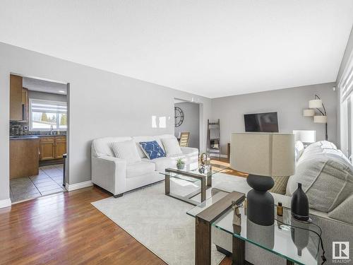 7032 138 Avenue, Edmonton, AB - Indoor Photo Showing Living Room