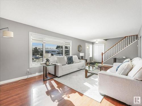 7032 138 Avenue, Edmonton, AB - Indoor Photo Showing Living Room