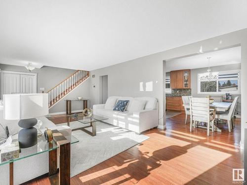 7032 138 Avenue, Edmonton, AB - Indoor Photo Showing Living Room