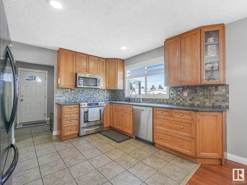 7032 138 Avenue, Edmonton, AB - Indoor Photo Showing Kitchen With Stainless Steel Kitchen