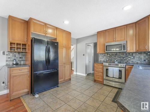 7032 138 Avenue, Edmonton, AB - Indoor Photo Showing Kitchen