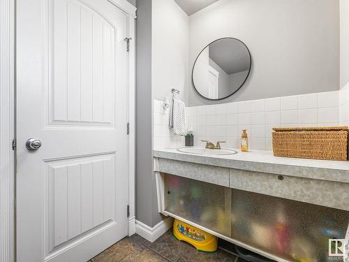 7032 138 Avenue, Edmonton, AB - Indoor Photo Showing Bathroom