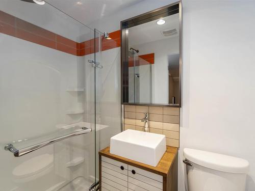 1321 Grant Way, Edmonton, AB - Indoor Photo Showing Bathroom