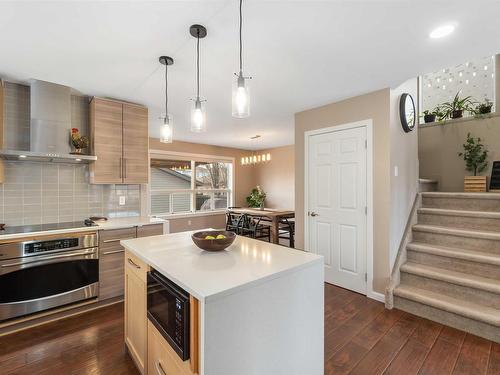 1321 Grant Way, Edmonton, AB - Indoor Photo Showing Kitchen With Upgraded Kitchen