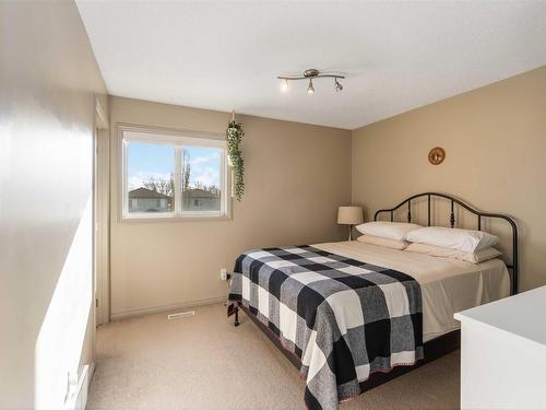 1321 Grant Way, Edmonton, AB - Indoor Photo Showing Bedroom