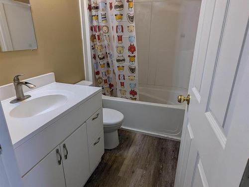 5014 52 Avenue, Glendon, AB - Indoor Photo Showing Bathroom