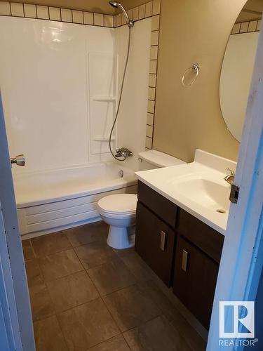 5014 52 Avenue, Glendon, AB - Indoor Photo Showing Bathroom