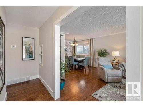 10107 82 Street Nw, Edmonton, AB - Indoor Photo Showing Living Room