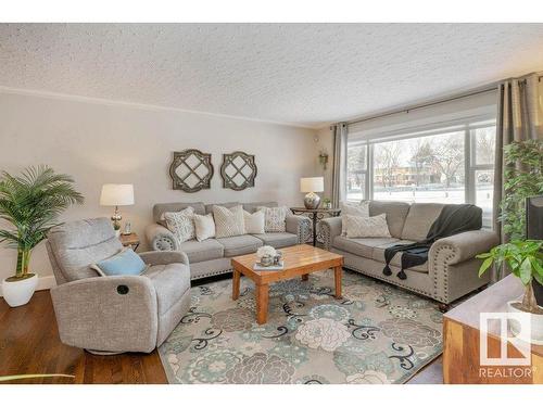 10107 82 Street Nw, Edmonton, AB - Indoor Photo Showing Living Room