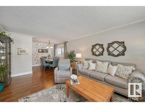 10107 82 Street Nw, Edmonton, AB - Indoor Photo Showing Living Room