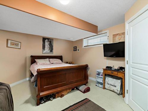 356 Calderon Crescent, Edmonton, AB - Indoor Photo Showing Bedroom