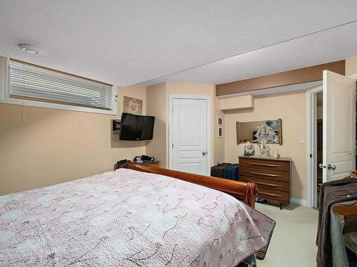 356 Calderon Crescent, Edmonton, AB - Indoor Photo Showing Bedroom