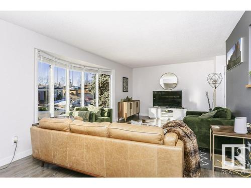 4676 16A Avenue, Edmonton, AB - Indoor Photo Showing Living Room