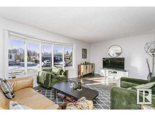 4676 16A Avenue, Edmonton, AB - Indoor Photo Showing Living Room