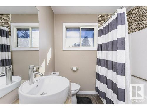 4676 16A Avenue, Edmonton, AB - Indoor Photo Showing Bathroom