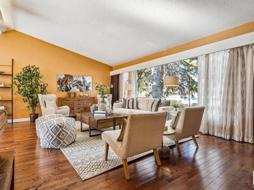 13823 90 Avenue, Edmonton, AB - Indoor Photo Showing Living Room