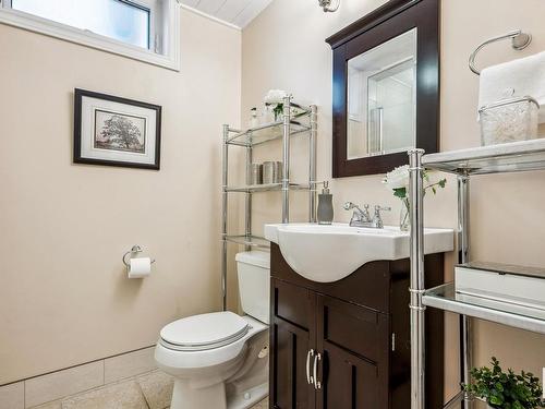 13823 90 Avenue, Edmonton, AB - Indoor Photo Showing Bathroom