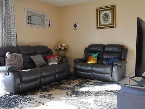 11510 139 Avenue, Edmonton, AB - Indoor Photo Showing Living Room