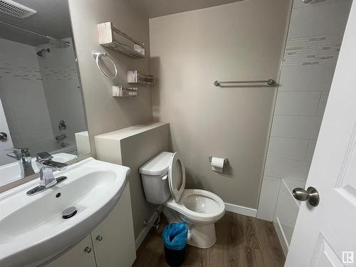 7408 149A Avenue, Edmonton, AB - Indoor Photo Showing Bathroom