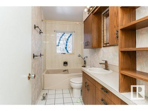 2805 259 Avenue, Edmonton, AB - Indoor Photo Showing Bathroom