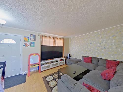 1535 Knottwood Road N, Edmonton, AB - Indoor Photo Showing Living Room