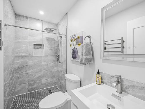 11523 141 Avenue, Edmonton, AB - Indoor Photo Showing Bathroom