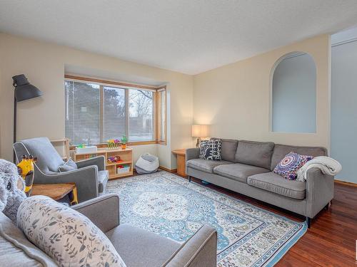 9309 98 Avenue, Edmonton, AB - Indoor Photo Showing Living Room