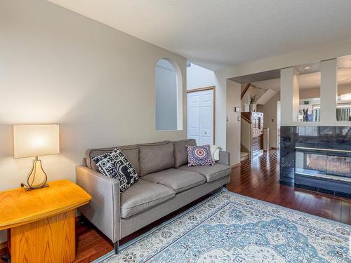 9309 98 Avenue, Edmonton, AB - Indoor Photo Showing Living Room