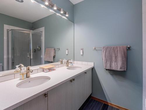 9309 98 Avenue, Edmonton, AB - Indoor Photo Showing Bathroom