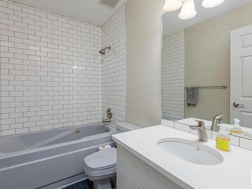 9309 98 Avenue, Edmonton, AB - Indoor Photo Showing Bathroom