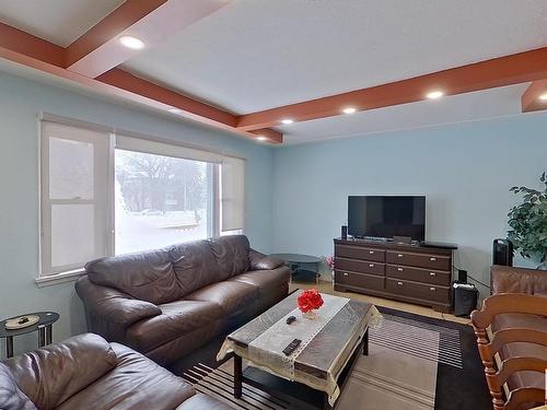 7928 82 Ave, Edmonton, AB - Indoor Photo Showing Living Room