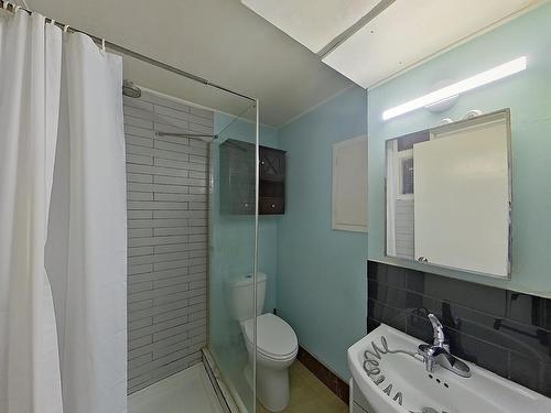 7928 82 Ave, Edmonton, AB - Indoor Photo Showing Bathroom