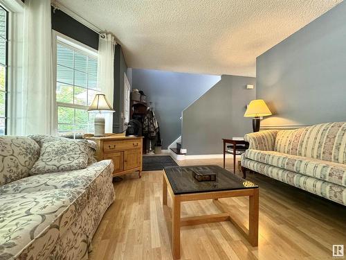 1807 Tomlinson Crescent, Edmonton, AB - Indoor Photo Showing Living Room