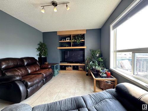 1807 Tomlinson Crescent, Edmonton, AB - Indoor Photo Showing Living Room