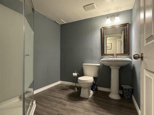 1807 Tomlinson Crescent, Edmonton, AB - Indoor Photo Showing Bathroom