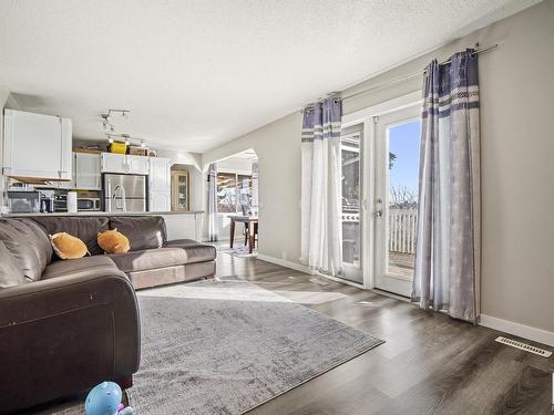 72 Howson Crescent, Edmonton, AB - Indoor Photo Showing Living Room