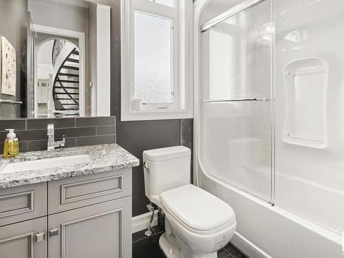 2312 Cameron Ravine Cove Cove, Edmonton, AB - Indoor Photo Showing Bathroom