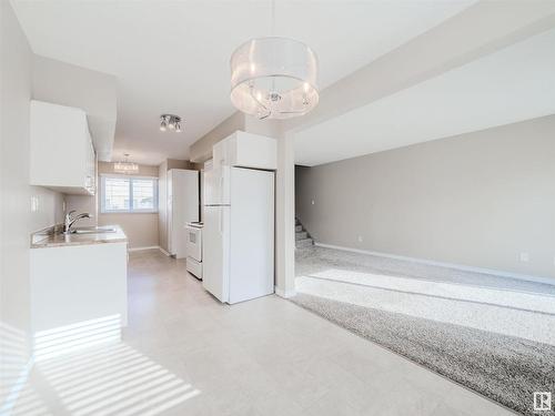 137 Centennial Court, Edmonton, AB - Indoor Photo Showing Kitchen