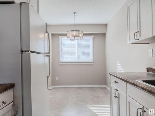 137 Centennial Court, Edmonton, AB - Indoor Photo Showing Kitchen