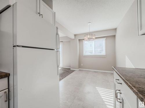 137 Centennial Court, Edmonton, AB - Indoor Photo Showing Kitchen