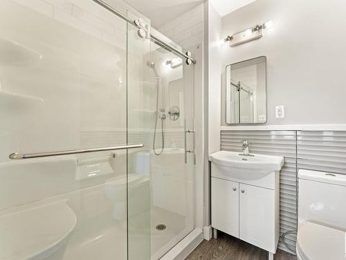 6515 102A Avenue, Edmonton, AB - Indoor Photo Showing Bathroom