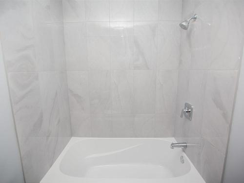 109 2508 50 Street Nw, Edmonton, AB - Indoor Photo Showing Bathroom